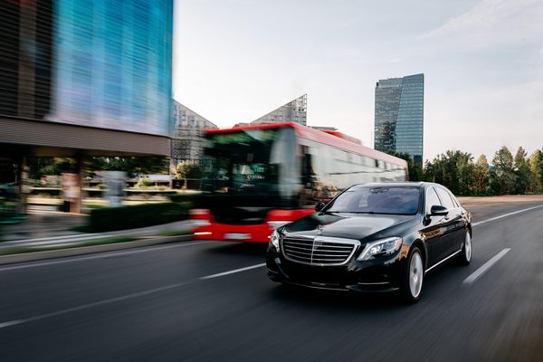 Mercedes S-Class v premávke v Bratislave