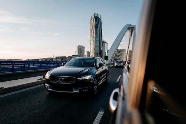Volvo V90 na ceste cez Bratislavu