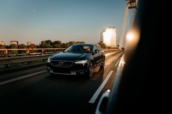 Volvo V90 pri západe slnka