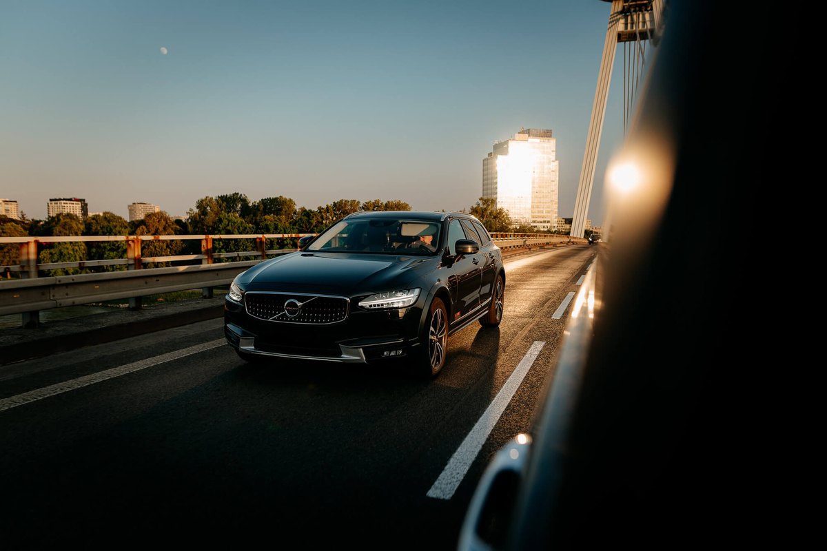 Volvo V90 na ceste pri západe slnka